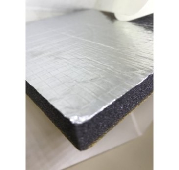 Plaque de mousse insonorisante et isolante avec paroi aluminium